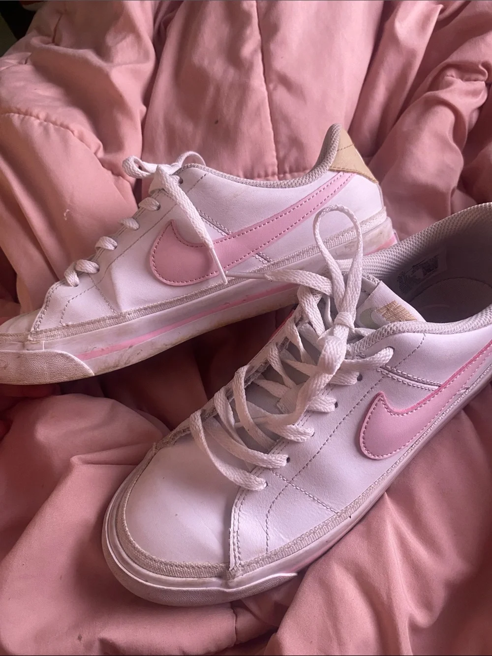 Nike Womens White Low-Top Sneakers with Pink Swoosh